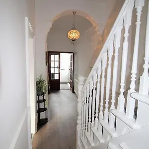 https://5-large-bedrooms-period-property-refurbished-throughout.hotels-newcastle-upon-tyne.com